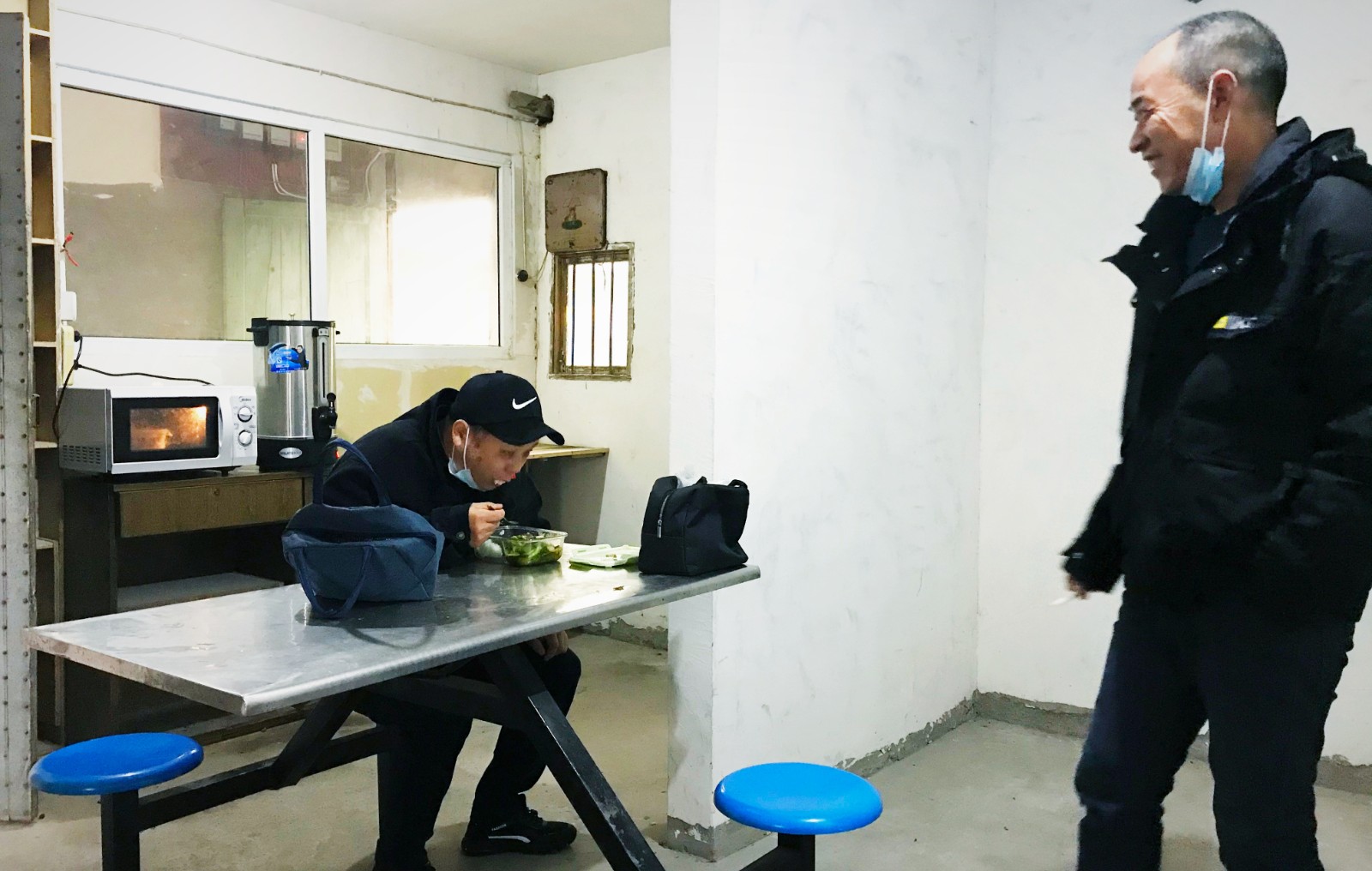 10月份，公司新租建駕駛員休息室之一，駕駛員在休息室內(nèi)愉悅休息與交談.jpg